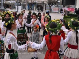 Лазарки - сегодня пели возле муниципалитета Бургаса