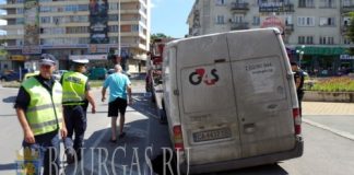 В Болгарии, в центре города Шумен провалился микроавтобус