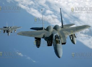 Самолеты F-15s ВВС США в небе Болгарии