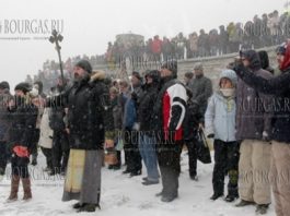 6 января 2017 года, Несебр, лишь не многие смогли окунуться в море на Богоявление, зрителей было намного больше
