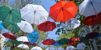 13 апреля 2017 года, Благоевград, в пешеходной зоне города заработала арт-инсталляции из разноцветных зонтов приуроченная к празднику Пасхи