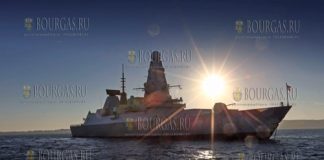 Эскадренный миноносец ВМС Великобритании HMS Daring в Варне