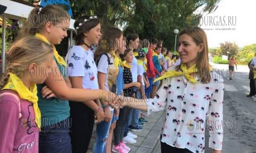 Николина Ангелкова побывала в детских лагерях Северного Причерноморья