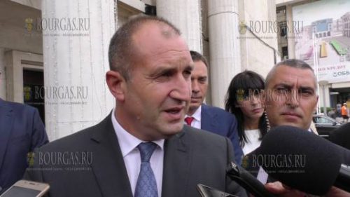 Румен Радев 31 октября 2017 года посетил населенные пункты в Бургасском регионе, пострадавшие от наводнения