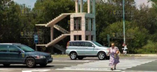пешеходная эстакада на автостраде в районе селения Атия