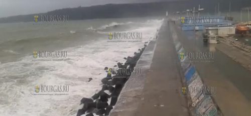 Морской вокзал Варны - волнорез