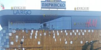 Порывы ураганного ветра разрушили фасад торгового центра Largo в Благоевграде