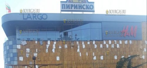 Порывы ураганного ветра разрушили фасад торгового центра Largo в Благоевграде