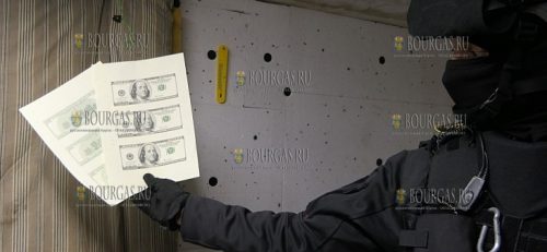 В столице Северного Причерноморья Болгарии в ходе спецоперации, сотрудники полиции и Специализированной прокуратурой вывили типографию, в которой изготавливались фальшивые доллары США