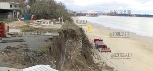 Оползень на набережной приморского курорта Равда декабря 2018 года
