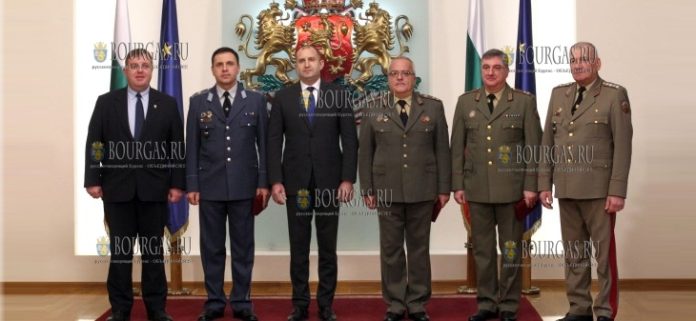 Президент, а по совместительству и Верховный главнокомандующий вооруженными силами Болгарии - Румен Радев, вручил генеральские погоны трем офицерам вооруженных сил страны Президент, а по совместительству и Верховный главнокомандующий вооруженными силами Болгарии - Румен Радев, вручил генеральские погоны трем офицерам вооруженных сил страны