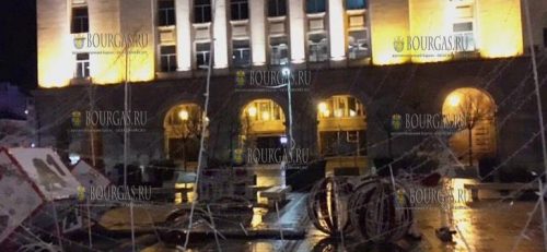 Ураганный ветер растрепал Рождественскую красоту на улицах в Софии