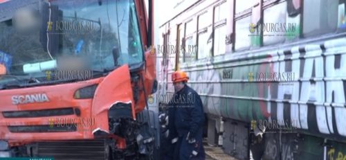 В болгарском городке Монтана грузовик не разъехался с поездом