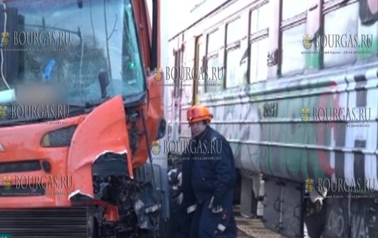 В болгарском городке Монтана грузовик не разъехался с поездом