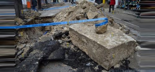 античные раритены лежат в Варне прямо под мостовой