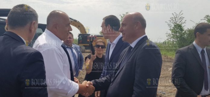 Премьер-министр - Бойко Борисов, вчера лично проинспектировал начало строительных работ по строительству объездной дороги в районе Поморие Премьер-министр - Бойко Борисов, вчера лично проинспектировал начало строительных работ по строительству объездной дороги в районе Поморие.