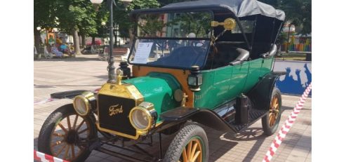 В Поморие прошел парад ретро-автомобилей