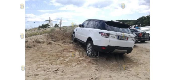 Range Rover утонул в песке на пляже в Приморско