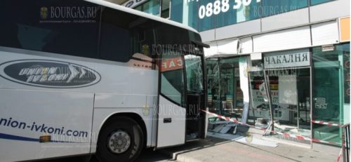 Автобус врезался в здание автовокзала Сердика в Софии