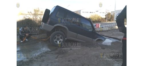 В Варне джип провалился в яму