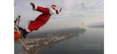 Дед Мороз в эти дни прыгает с Аспарухова моста в Варне