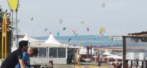 Десятки кайтсерферы вчера заполнили пляжи Болгарии