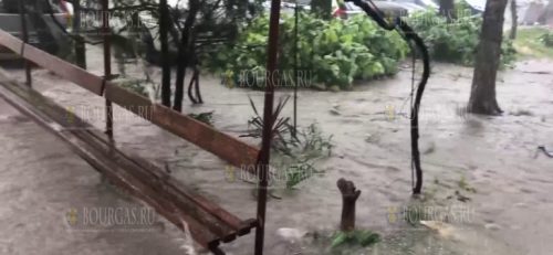 Непродолжительный ливень снова затопил Варну