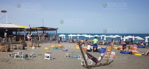 В Несебре первые отдыхающие заполняют местные пляжи