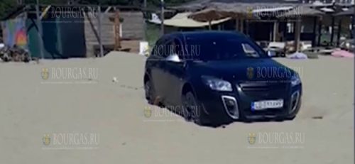 На пляж в Шкорпиловци снова заехал автомобиль