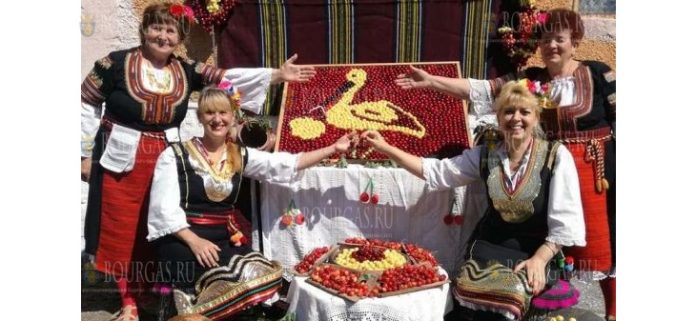 Вишневый аист - предвещает плодородие