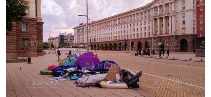 Сотрудники полиции в Болгарии разобрали палаточные городки антиправительственных демонстрантов