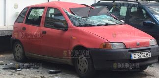 В столице Болгарии - Софии, часть обшивки здания упала и разбила автомобиль