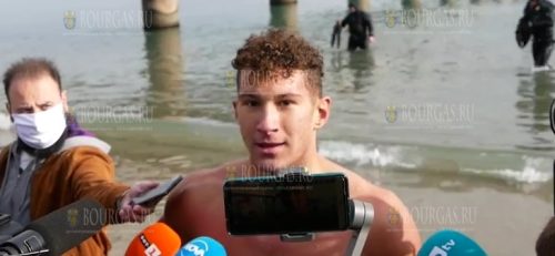 18-летний Иван Гайтанов спас крест в Бургасе