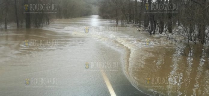 Дорога Ахтополь - Синеморец пока остается под водой