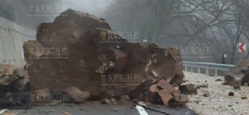 Огромная скала закрыла путь к Рильскому монастырю