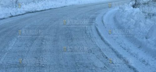 В горах в Болгарии в районе Асеновграда до 60 см снега