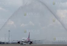 Водным салютом встретили первый рейс Wizz Air в Бургасе