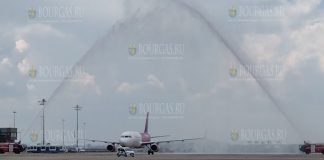 Водным салютом встретили первый рейс Wizz Air в Бургасе