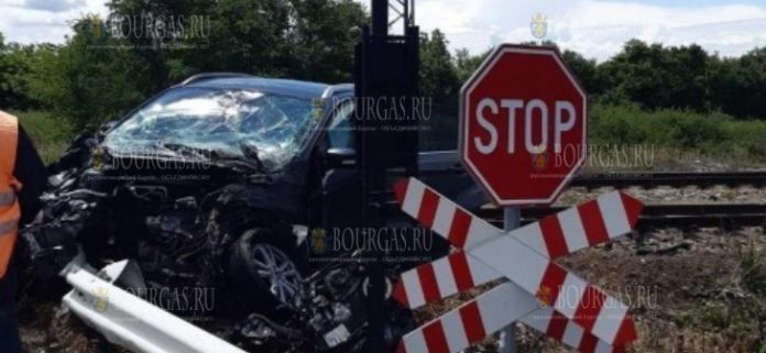 Поезд София-Бургас на жд переезде врезался в автомобиль, один человек погиб