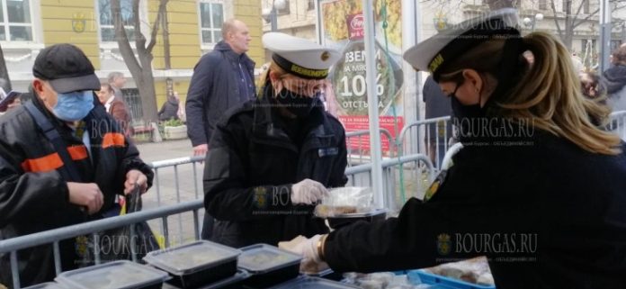 В центре Бургаса готовят рыбный суп для всех желающих