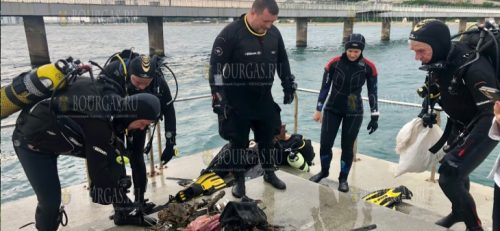 Дайверы подняли с морского дна около Моста в Бургасе килограммы отходов