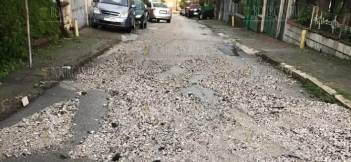 В Болгарии град разрушил асфальт на улице в городе Мездра