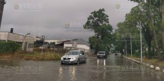 В Пловдиве идет проливной дождь и гремят грозы