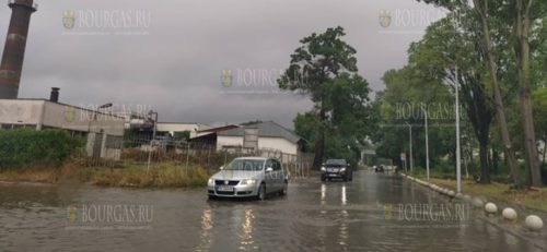 В Пловдиве идет проливной дождь и гремят грозы