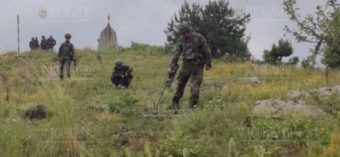 Военнослужащие Сухопутных войск Болгарии, обнаружили и уничтожили неразорвавшиеся боеприпасы