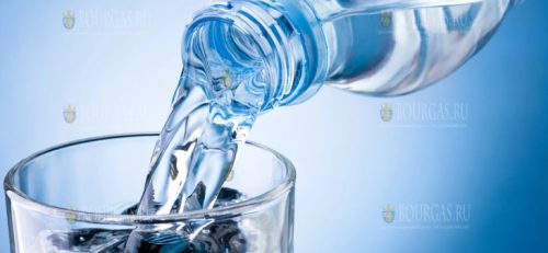 В жаркую погоду в Софии раздают питьевую воду