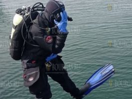 Водолазы очищают дно порта Сарафово