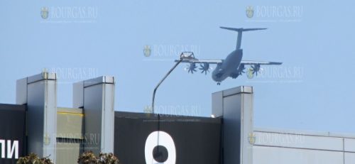 Военный самолет Airbus A400M пролетел над Бургасом