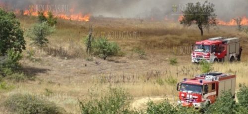 Большой пожар возле Солнечного Берега заблокировал движение к морю