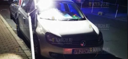 Столб упал на автомобиль в Поморие